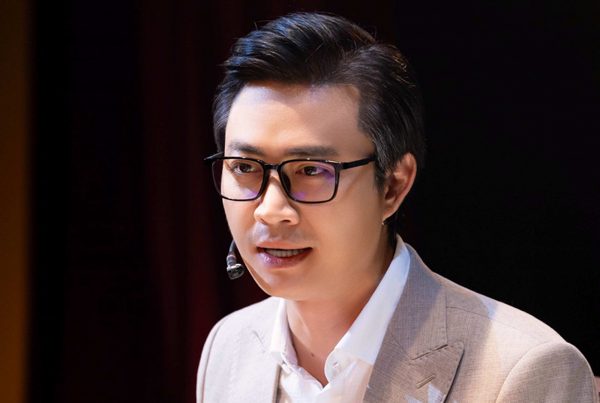 NSƯT Tiến Lộc được nhận xét 'diễn như phù thủy'