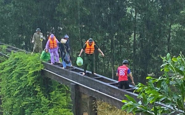 Nữ bác sĩ kể giây phút đi qua mương nước cheo leo đi đỡ đẻ trong mưa lũ