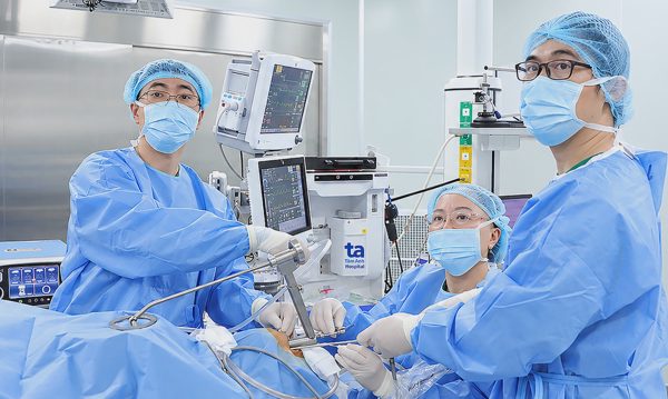 Nữ bác sĩ tiên phong mổ nội soi laser chữa ung thư