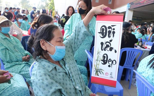 Nữ bệnh nhân điều trị ung thư suốt 5 năm rưỡi: 'Đời vẫn đẹp'
