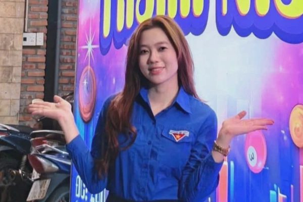 Nữ bí thư đoàn xinh đẹp bất ngờ “gây sốt”