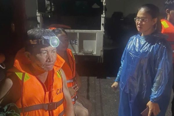 Nữ bí thư phường ở TPHCM vào vùng ngập sâu, chỉ đạo sơ tán 113 người