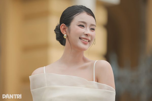 Nữ chính phim VTV: Trên màn ảnh quần đùi áo số, ngoài đời váy vóc điệu đà