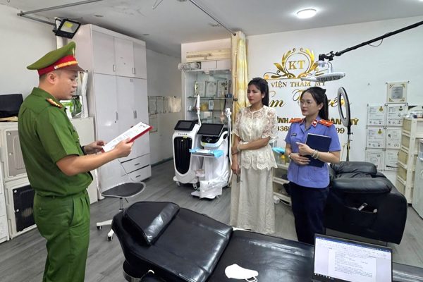 Nữ chủ cơ sở thẩm mỹ Kim Tuyến bị khởi tố