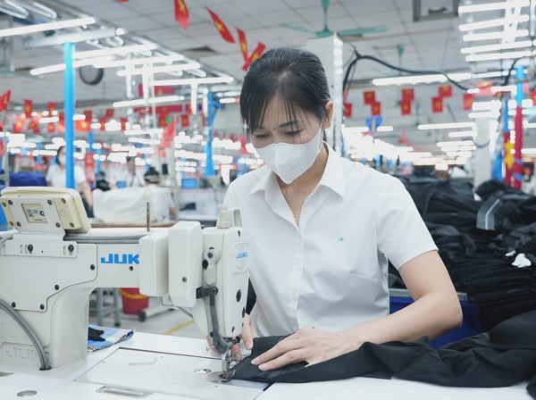 Nữ công nhân 'rút ngắn từng giây' trên chuyền may xuất khẩu