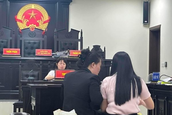 Nữ cựu cán bộ ở Hà Nội bị cáo buộc tham ô 4 triệu đồng, tòa hủy án để điều tra lại
