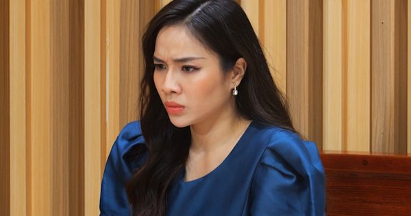 Nữ diễn viên gặp sự cố nhớ đời trên sân khấu, được Phi Phụng 'cứu nguy'