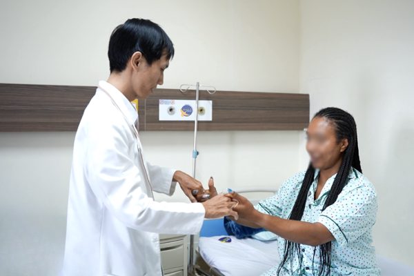 Nữ du khách đột quỵ khi đi du lịch, hồi phục ngoạn mục sau 24 giờ