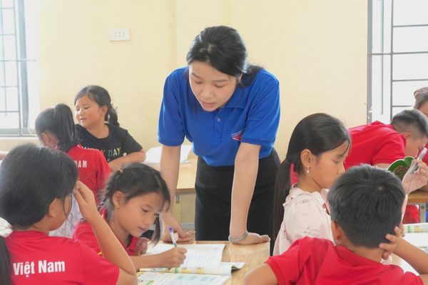 Nữ giáo viên trẻ xúc động khi lớp học không còn cảnh "chỉ 3 em đi học"