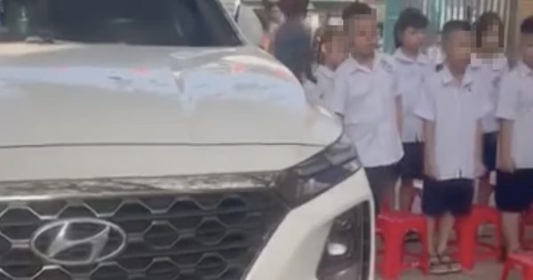 Nữ hiệu phó đỗ ô tô giữa sân trường khi học sinh chào cờ
