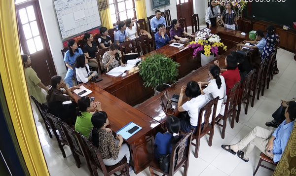 Nữ hiệu trưởng đập bàn, ném cốc thôi làm hiệu trưởng