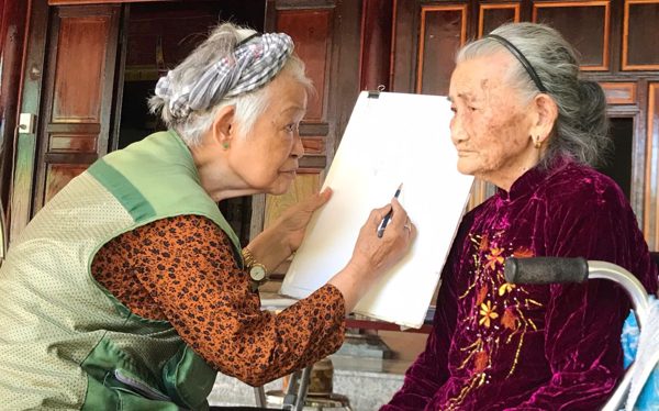 Nữ họa sĩ chạy đua với thời gian để lưu giữ chân dung các Mẹ Việt Nam Anh hùng