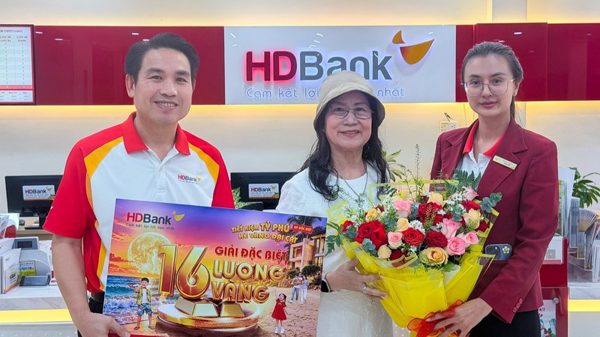 Nữ khách hàng gửi tiết kiệm ở HDBank Kiên Giang trúng thưởng 16 lượng vàng SJC