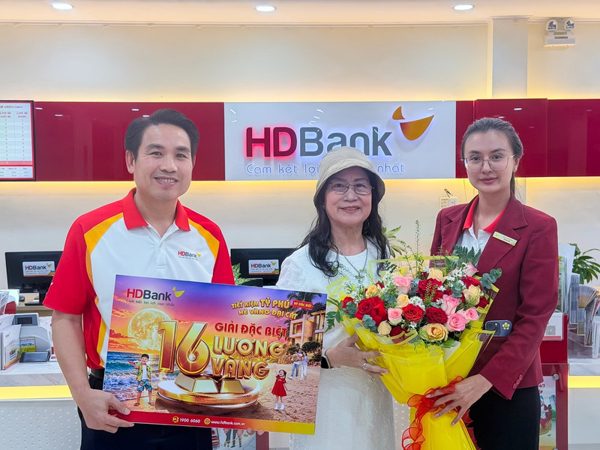 Nữ khách hàng gửi tiết kiệm ở HDBank Kiên Giang trúng thưởng 16 lượng vàng SJC