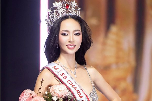 Nữ MC song ngữ cao 1,77m vỡ òa đăng quang Miss Charm Vietnam 2026