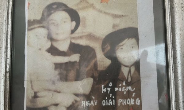 Nữ quân y địu con theo những cuộc hành quân