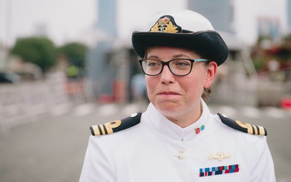 Nữ sĩ quan hải quân Hoàng gia Anh chỉ huy tàu HMS Spey cập cảng Nhà Rồng