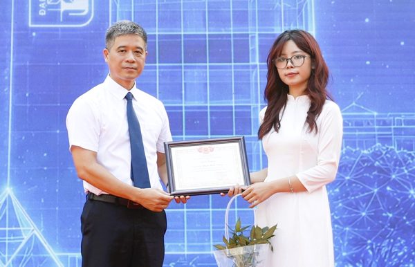 Nữ sinh chọn theo ngành kỹ thuật, trở thành thủ khoa đầu vào Trường ĐH Xây dựng