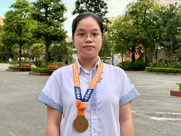 Nữ sinh Hà Nội thức trắng ngắm sao, giành Vàng Olympic Thiên văn