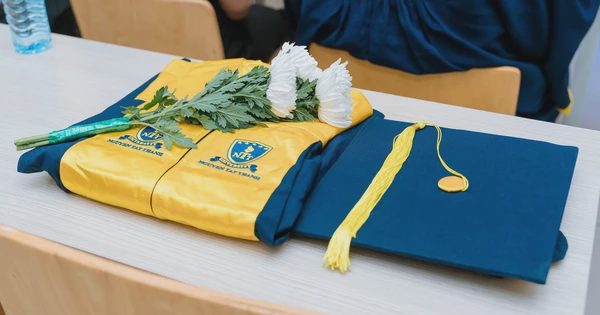 Nữ sinh không may qua đời, nghẹn ngào đóa cúc trắng bên bộ đồ tân cử nhân