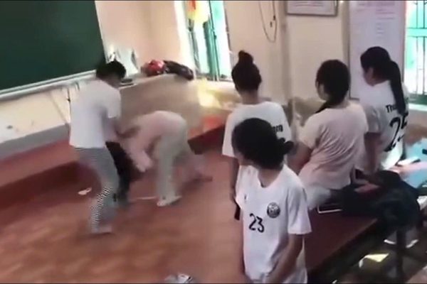 Nữ sinh lớp 10 bị bạn túm tóc, tát và quật ngã giữa lớp học tại Nghệ An