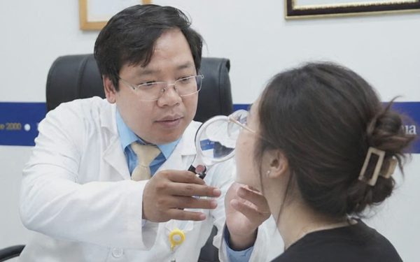 Nữ sinh mặt sưng 'như ong đốt’ vì làm đẹp cấp tốc để tựu trường