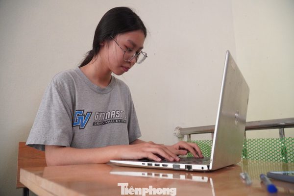 Nữ sinh mồ côi cha mẹ ôm chiếc laptop bà mua lại hơn 1 triệu đồng vào đại học