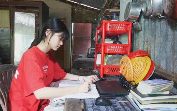 Nữ SV nghèo An Giang 'thà nhịn đói, không bỏ học', móc len, gia sư, phụ đãi đám, làm hết