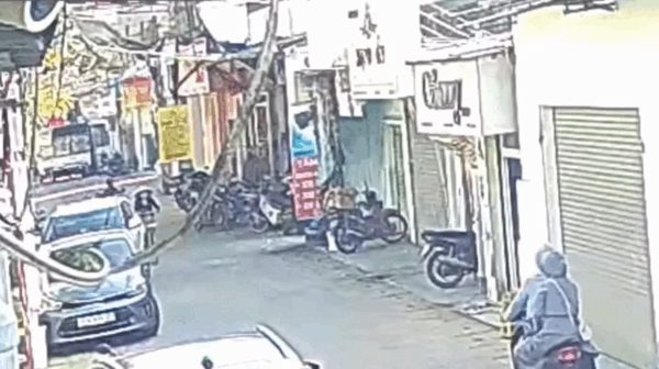 Nữ tài xế mở cửa ô tô bất cẩn khiến cụ bà ngã xuống đường bị xe máy tông trúng