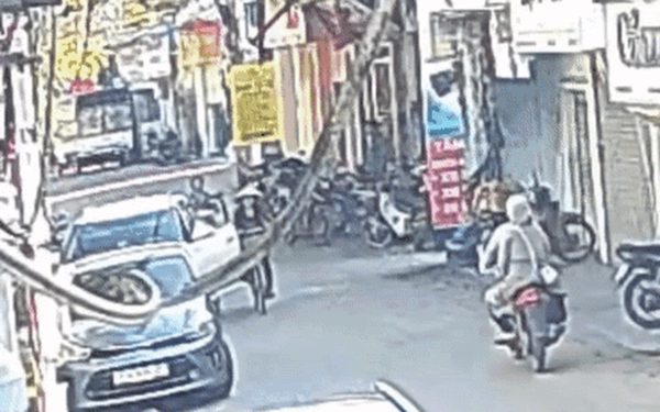 Nữ tài xế mở cửa xe con khiến cụ bà ngã, xe máy tông trúng