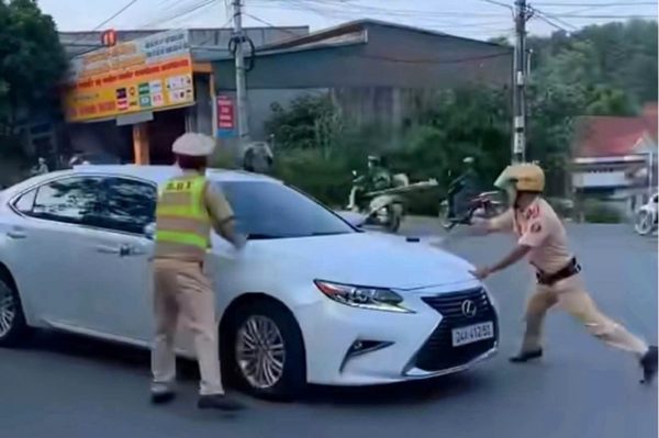 Nữ tài xế ô tô Lexus khóa cửa, tăng ga bỏ chạy khi CSGT dừng xe