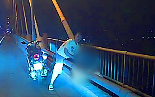 Nữ tài xế taxi lao đến cứu hai mẹ con định nhảy cầu Rạch Miễu