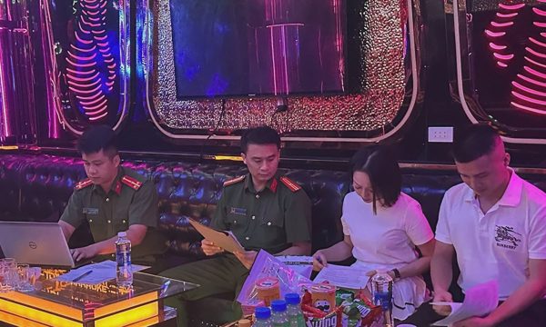 Nữ tiếp viên nhảy múa khiêu dâm trong quán karaoke bị phạt 400.000 đồng