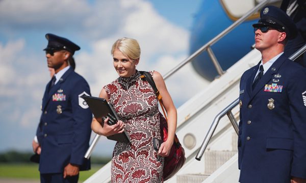 Nữ trợ lý tóc vàng gọi ông Trump là 'thiên thần hộ mệnh'