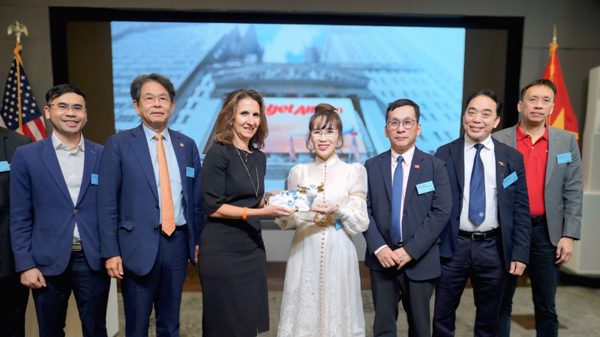 Nữ tỷ phú Nguyễn Thị Phương Thảo tham dự lễ rung chuông NYSE của Ngoại trưởng Mỹ Marco Rubio vào ngày Việt Nam được nâng hạng thị trường trong phiên 21/9