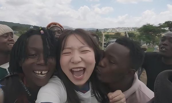 Nữ vlogger Hàn gây tranh luận sau khi bị nhóm đàn ông quấy rối