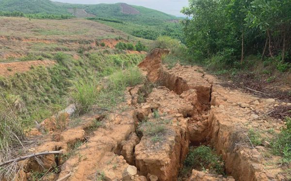 Núi Chòi nứt toác, sụt sâu 4m, nguy cơ hàng ngàn khối đất đá đổ xuống đường nối cao tốc Bắc - Nam