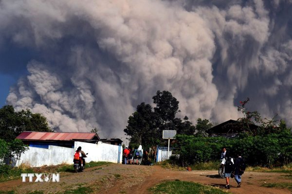 Núi lửa Anak Krakatau tại Indonesia phun trào dữ dội