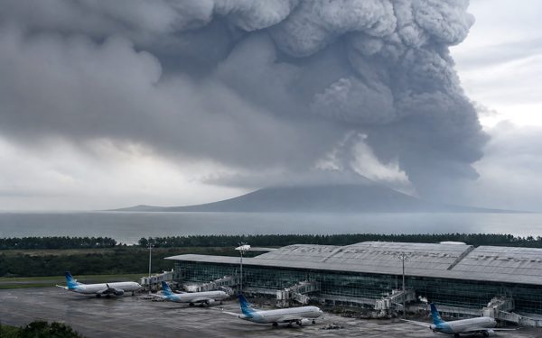 Núi lửa 'khét tiếng' Anak Krakatau phun trở lại, Indonesia dùng máy bay rải muối, phun nước giảm tro bụi