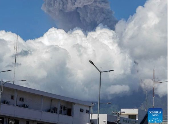 Núi lửa Mayon ở Philippines phun trào, nâng mức cảnh báo lên cấp 3
