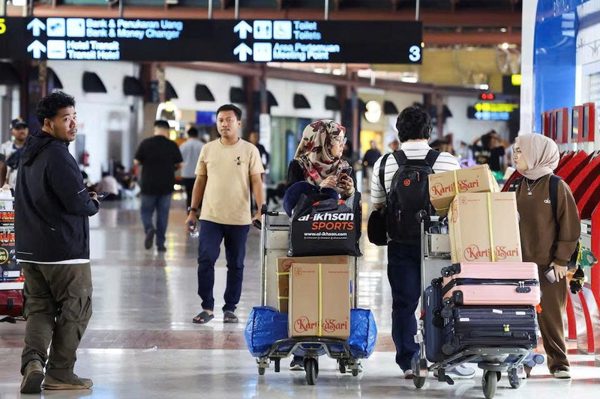 Núi lửa ở Indonesia phun trào, một số chuyến bay của Việt Nam bị ảnh hưởng
