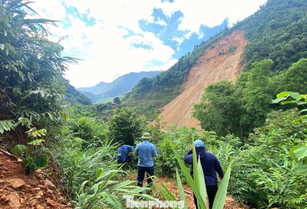Núi nứt dài 1km đe dọa an toàn 61 hộ dân