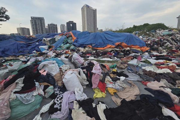 "Núi" quần áo cũ khoảng 300 tấn bị bỏ lại trên đường ở Hà Nội