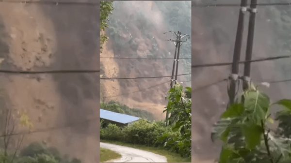 Núi sạt lở ào ào như dòng thác ở Nghệ An