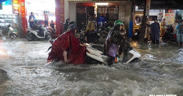 Nước chảy cuồn cuộn, giao thông hỗn loạn trong mưa lớn ở TP.HCM giờ tan tầm