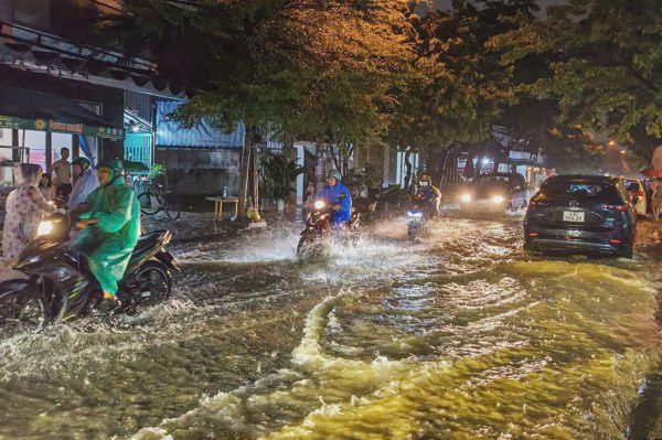 Nước chảy cuồn cuộn trên đường phố Đà Nẵng