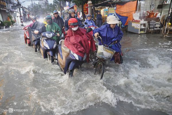 Nước cuồn cuộn, ùn tắc kéo dài trong mưa lớn ở TP HCM