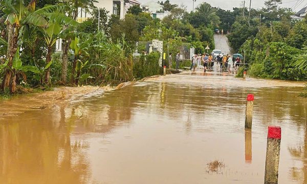 Nước dâng hơn một mét, nhiều hộ dân, du khách ở Lâm Đồng sơ tán