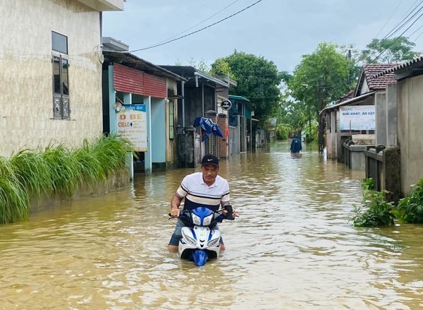 Nước dâng lút xe, dân vùng 'rốn lũ' Quảng Trị hối hả chạy lụt