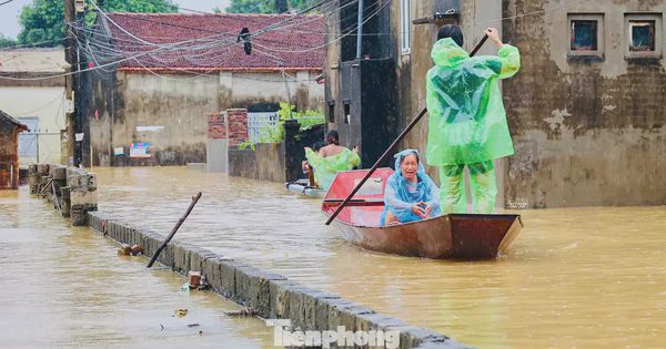 Nước dâng ngang người, người dân vùng ven Hà Nội dùng thuyền đi lại